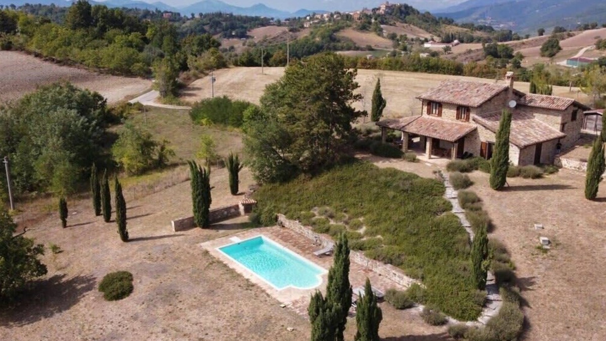 Castelraimondo Villa | Relaxing Villa with Large Garden