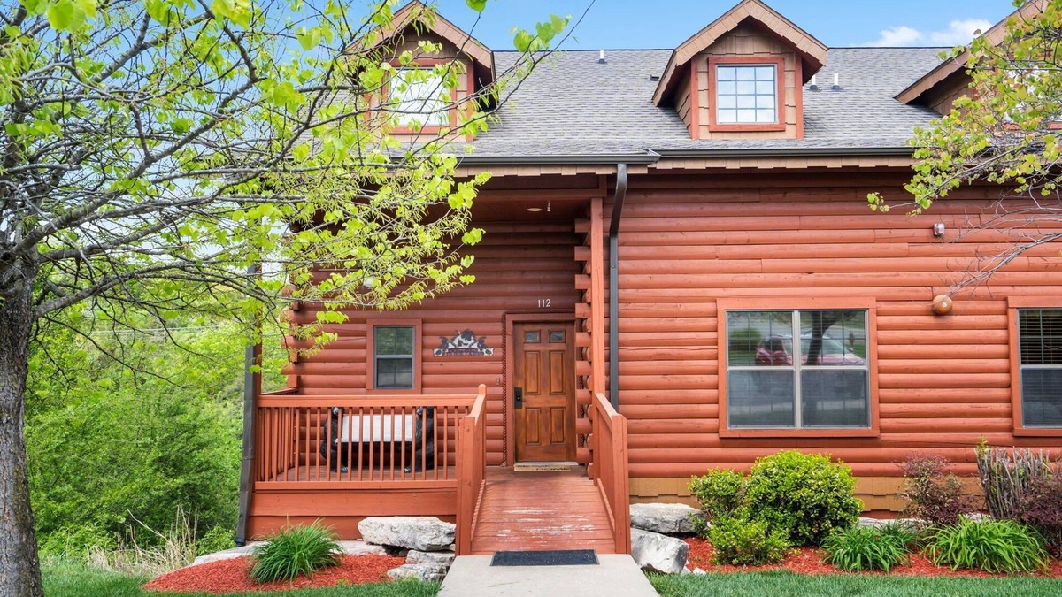 Branson Theater District Cabin | Relaxing Walk-in Cabin in Branson Theatre District, Golf and Ticket Discounts