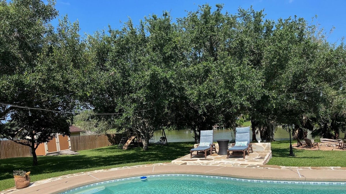 Los Fresnos House | Relaxing waterfront retreat close to the beach, SpaceX and Mexico!