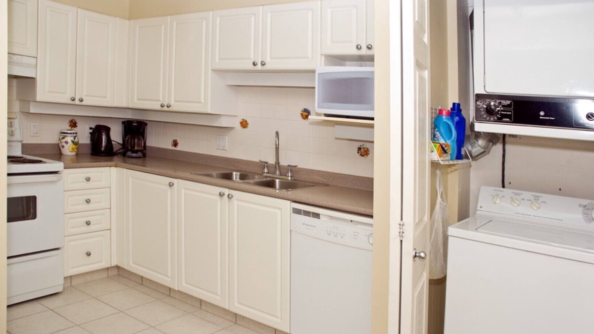District of North Vancouver Apartment | Relocating/working in North Vancouver fully furnished, 2 parking