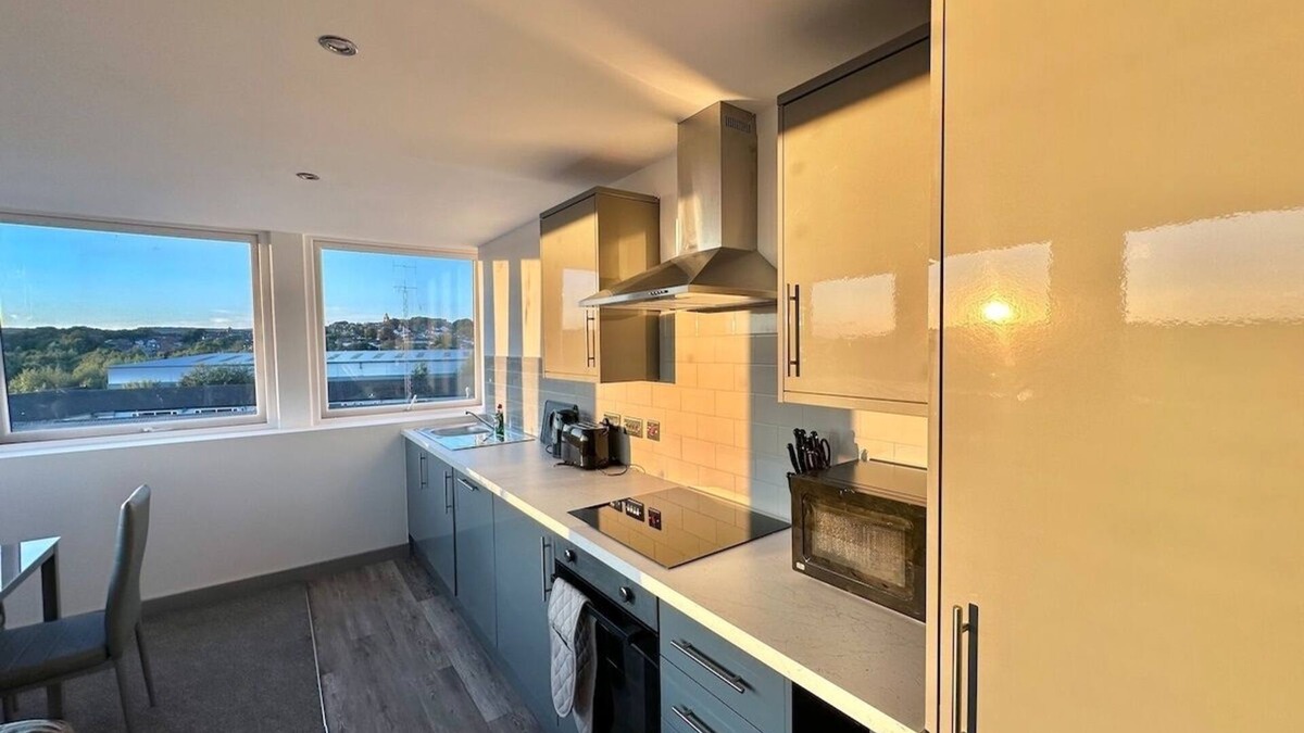 Yeadon Apartment | Relocation l Workers l Leisure