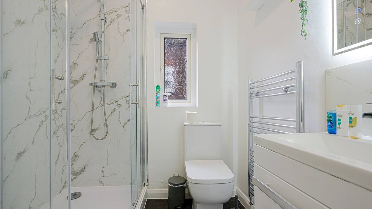 Luton House | Remarkable 5-Bed House in Luton