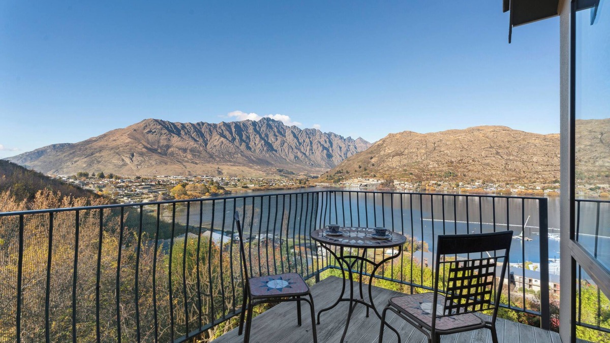 Frankton Cottage | Remarkable Views - Queenstown Holiday Home