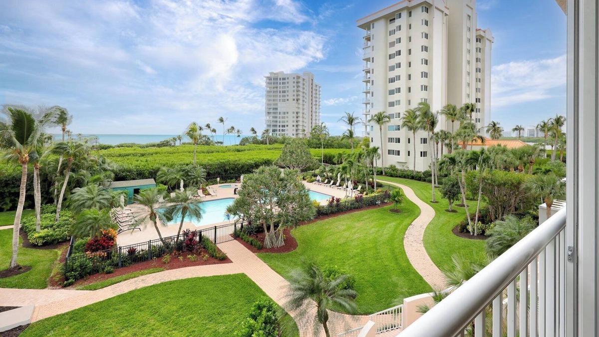 Park Shore Condo | Remodeled 2 bedroom Beachfront condo with wet bar - CL0102
