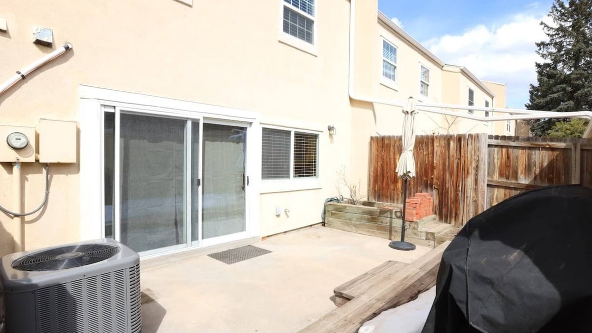 Dam East - West House | Remodeled 3 bed/2.5 bath townhome w/garage/pool!