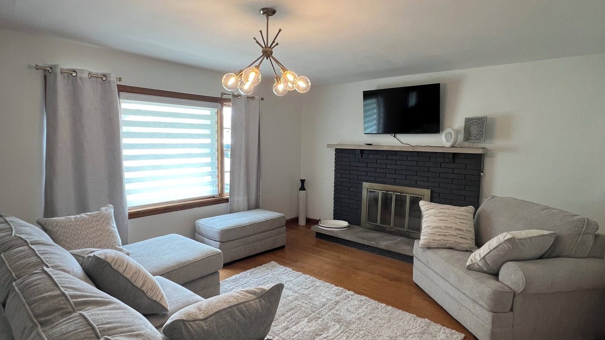 Jeffersonville - Clarksville House | Remodeled 3 Bedroom 1 & 1/2 bath on Veterans Pkwy Jeffersonville close to I-65.