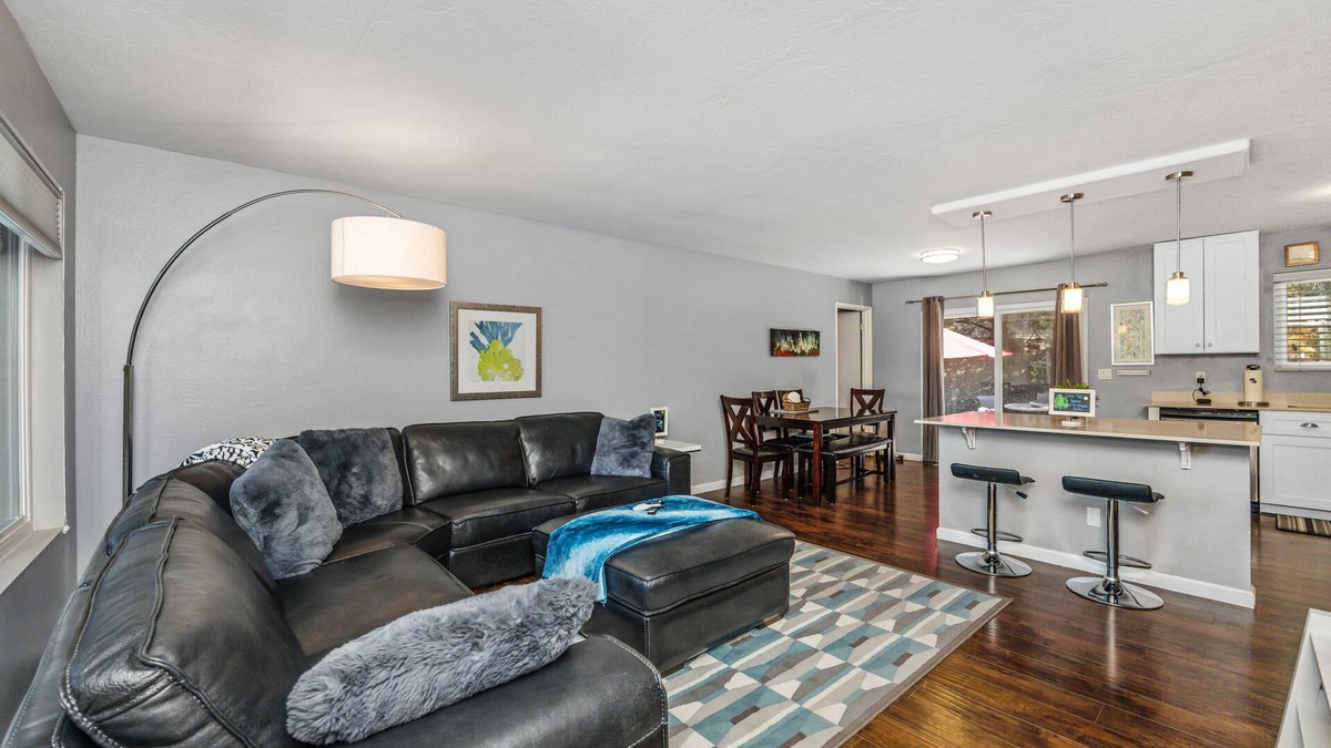Prescott House | REMODELED 3Bd/2Bth TreeTop House -> Downtown Location w/Views & 5-STAR REVIEWS!