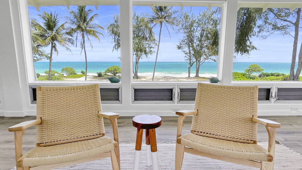 Waimanalo House | Remodeled Beachfront Home w/Ocean views covered Lanai & AC - 15 min from Kailua
