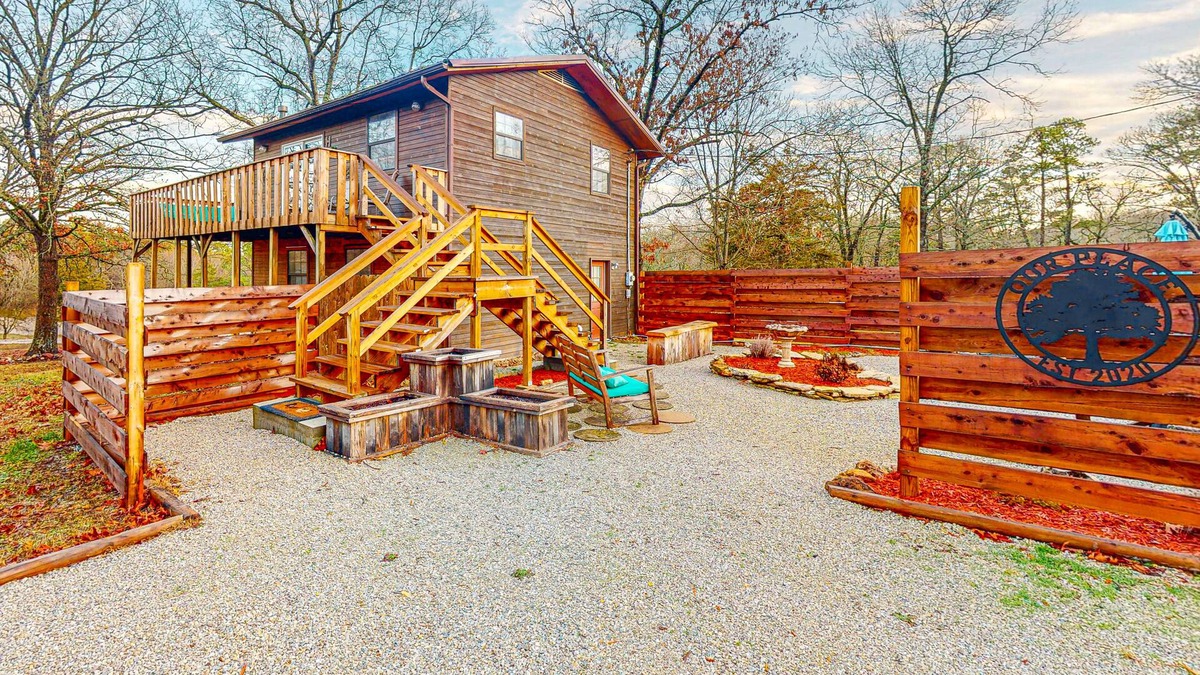 Eureka Springs Cabin | Remodeled cabin in quiet location with firepit, private balcony & smart TV