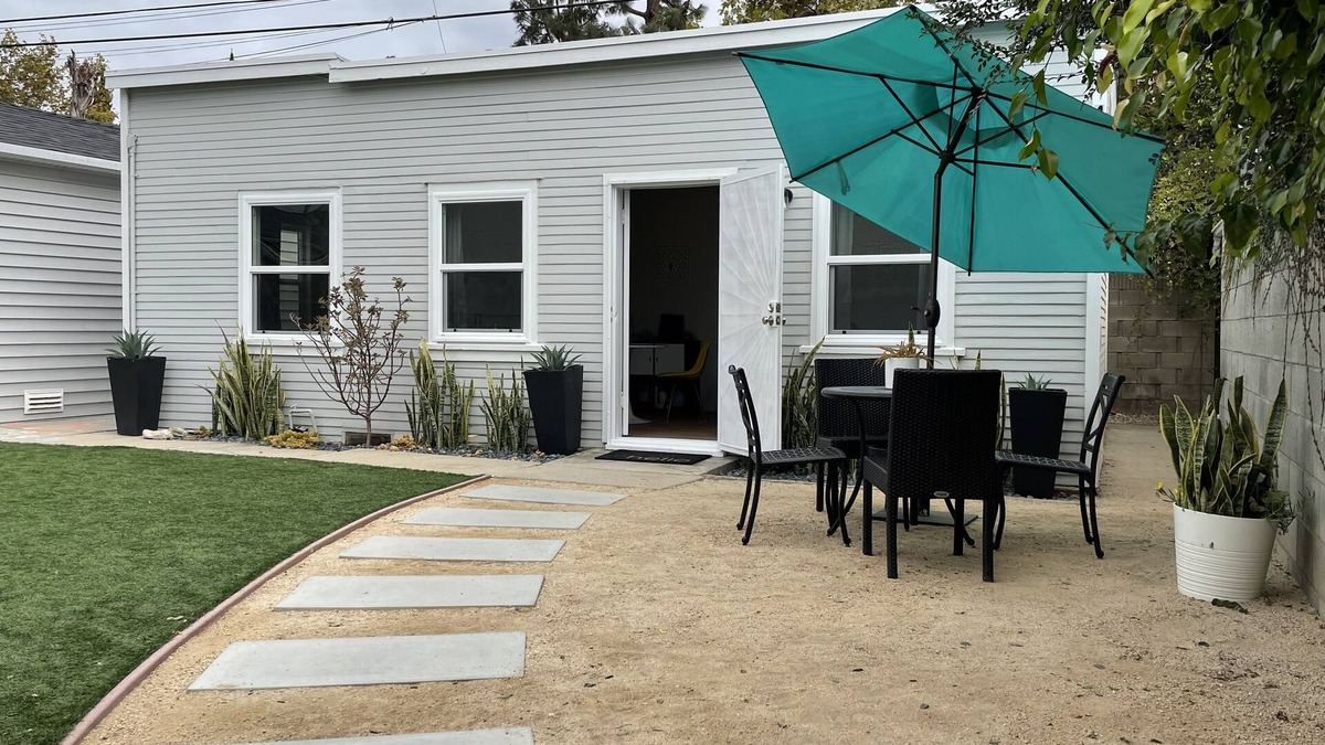 Clarkdale House | Remodeled Detached Guest House w/Washer, Dryer and Parking