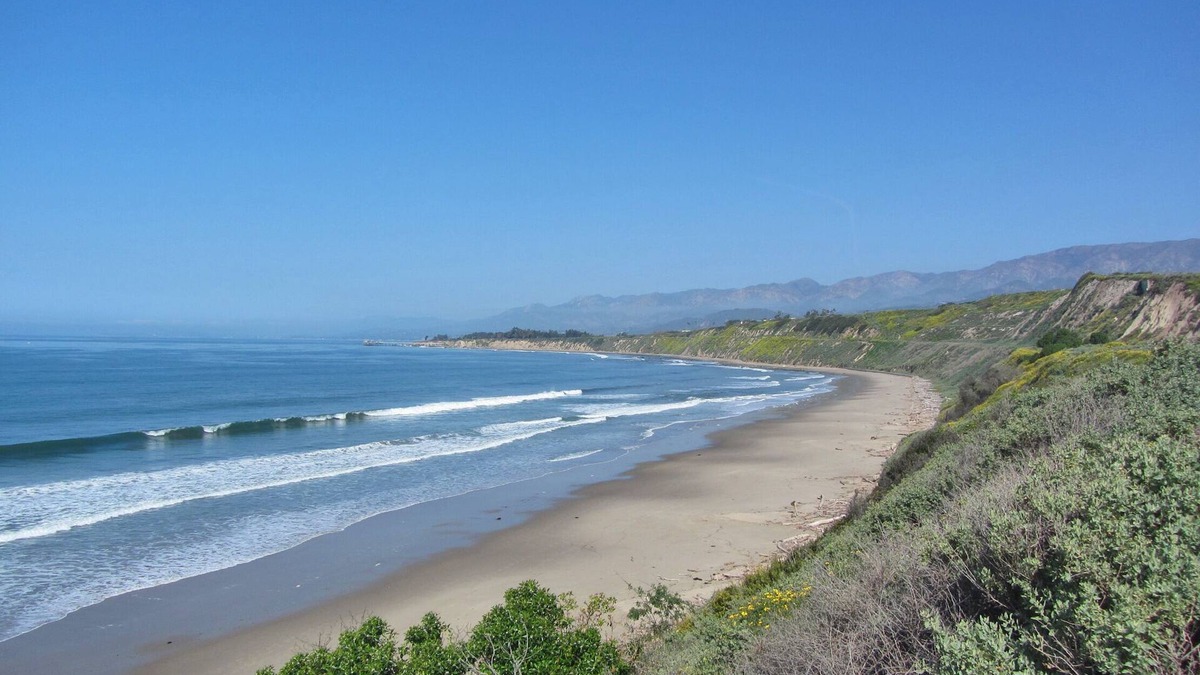 Carpinteria House | REMODELED DREAM Rincon Point Beach-Pups upon approval Hot Tub, Gated Community