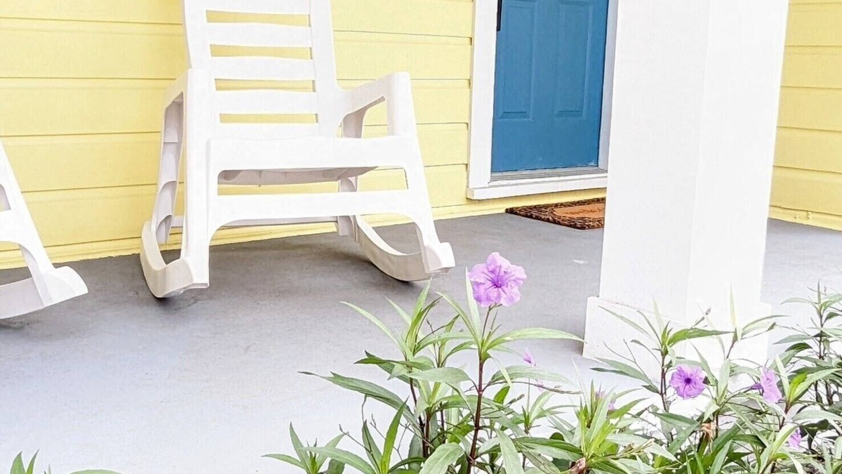 South Sarasota Cottage | Remodeled dreamy beach cottage 5 minutes to Siesta Key in lush tropical setting.