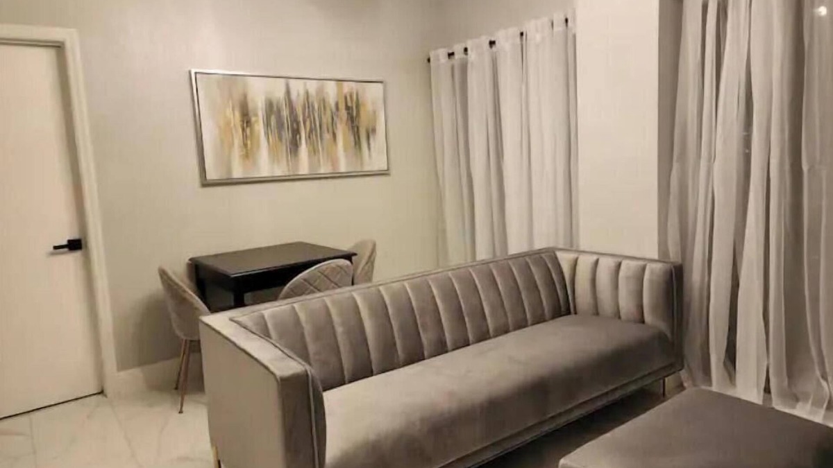 Florida Center Apartment | Remodeled family-sized apartment close to restaurants and theme parks.