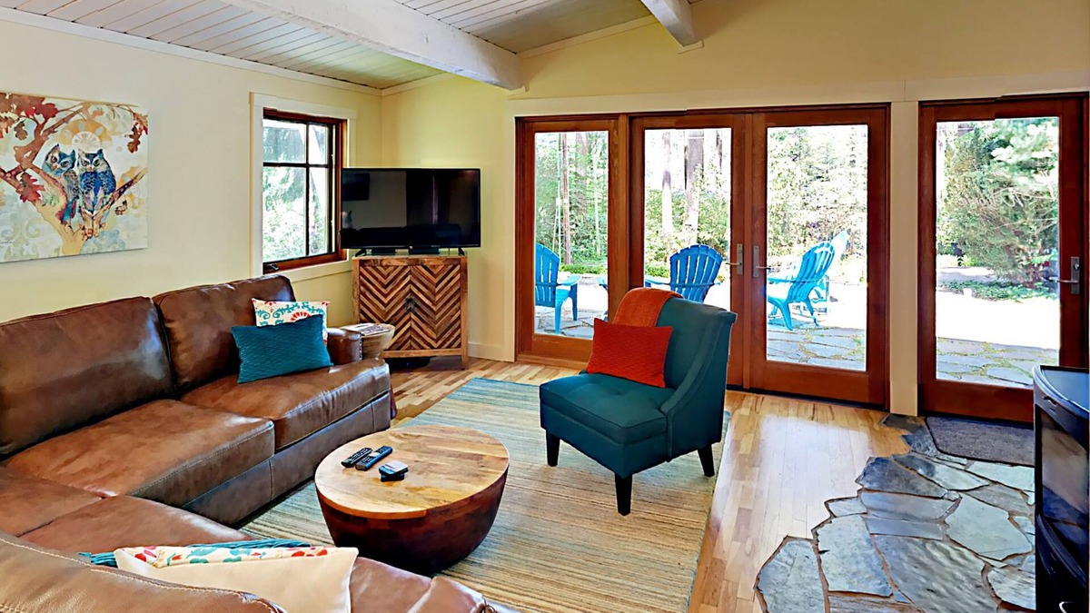 Bainbridge Island House | Remodeled Home: Wood Stove, Patio, Spacious Yard & Kayaks – Steps to Bay