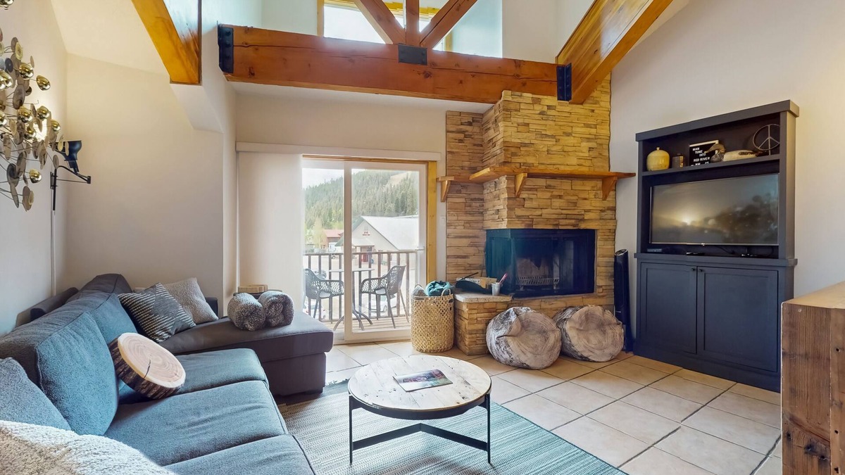 Red River Condo | Remodeled Main Street condo with balcony & fireplace - walk to lifts and dining