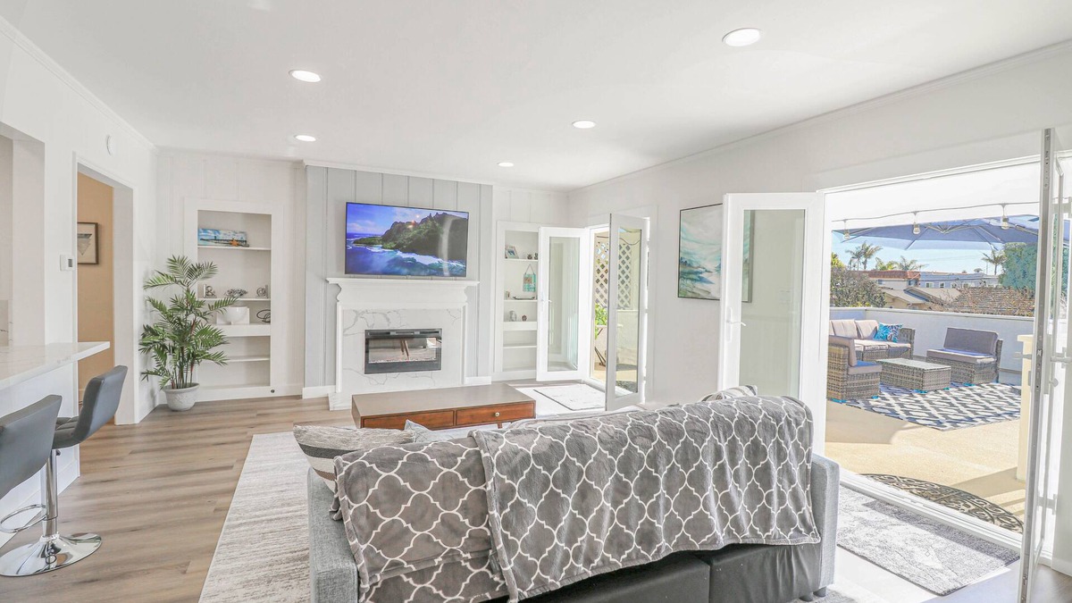 Old Towne House | Remodeled Modern House Steps To Beach 2 Car Garage