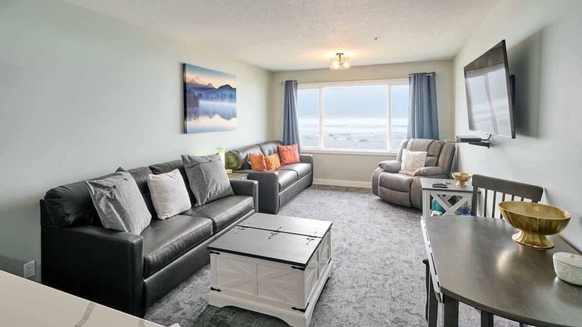 Lincoln City Condo | Remodeled Oceanfront Suite - Indoor Pool and Ocean Views!