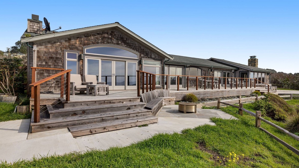 Mendocino House | Remodeled oceanfront home with ocean views, fireplace, jetted tub, washer/dryer