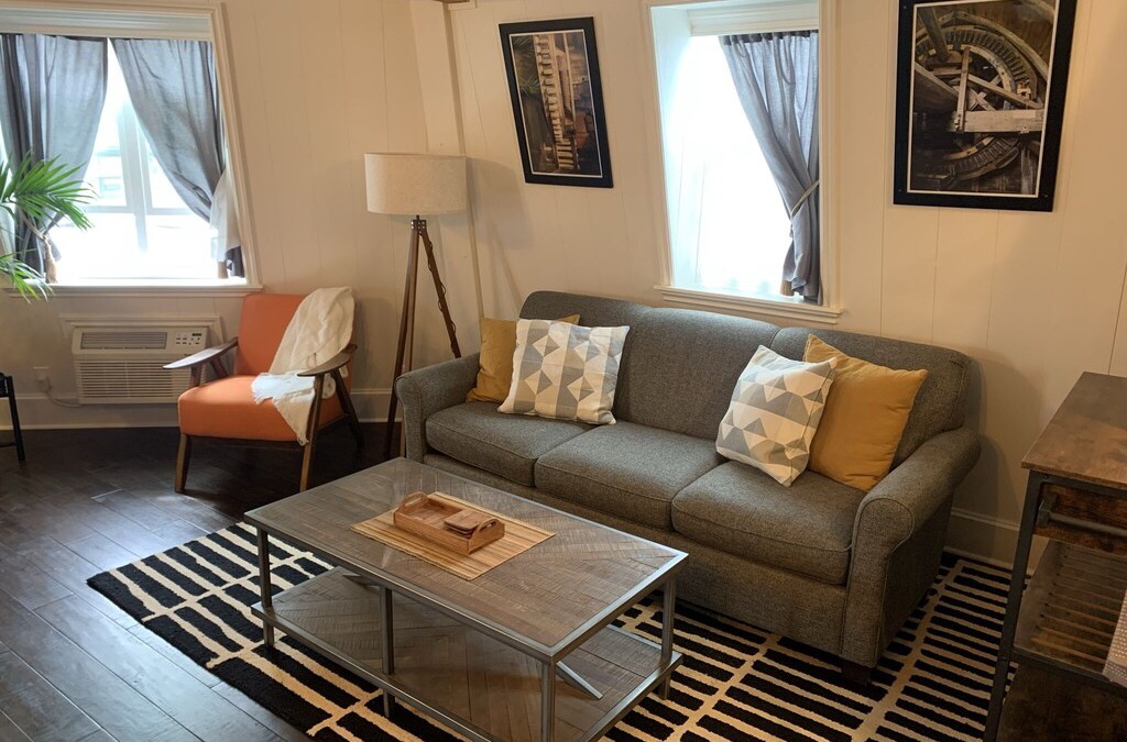 Lynden House | Remodeled private room in a windmill (right downtown)