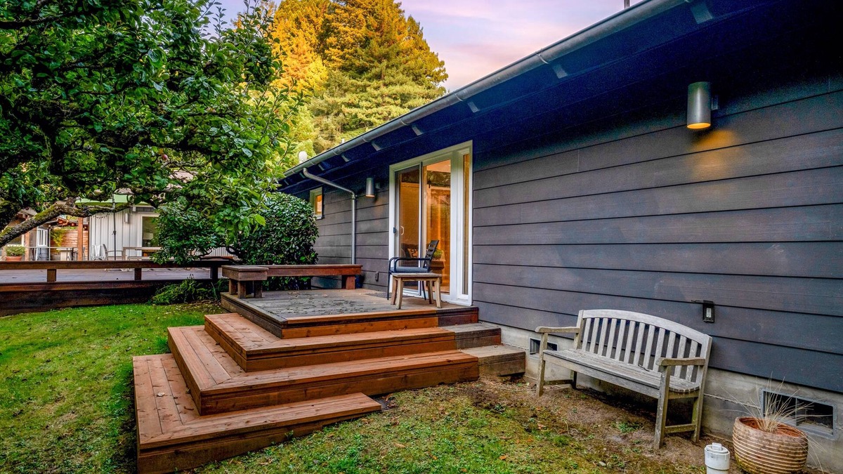Jacoby Creek House | Remodeled ranch home with hot tub, basketball, 4 fireplaces, firepit, Ping-Pong