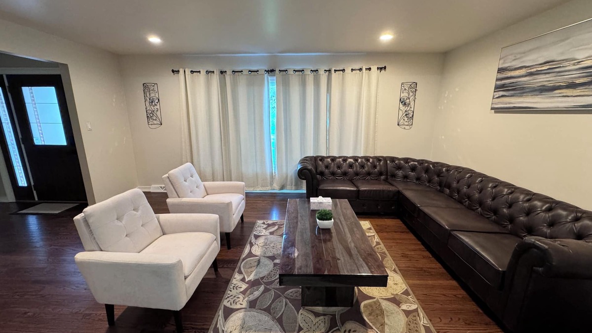 Darien House | Remodeled SFR w/fireplace, super close to main highways and Chicago