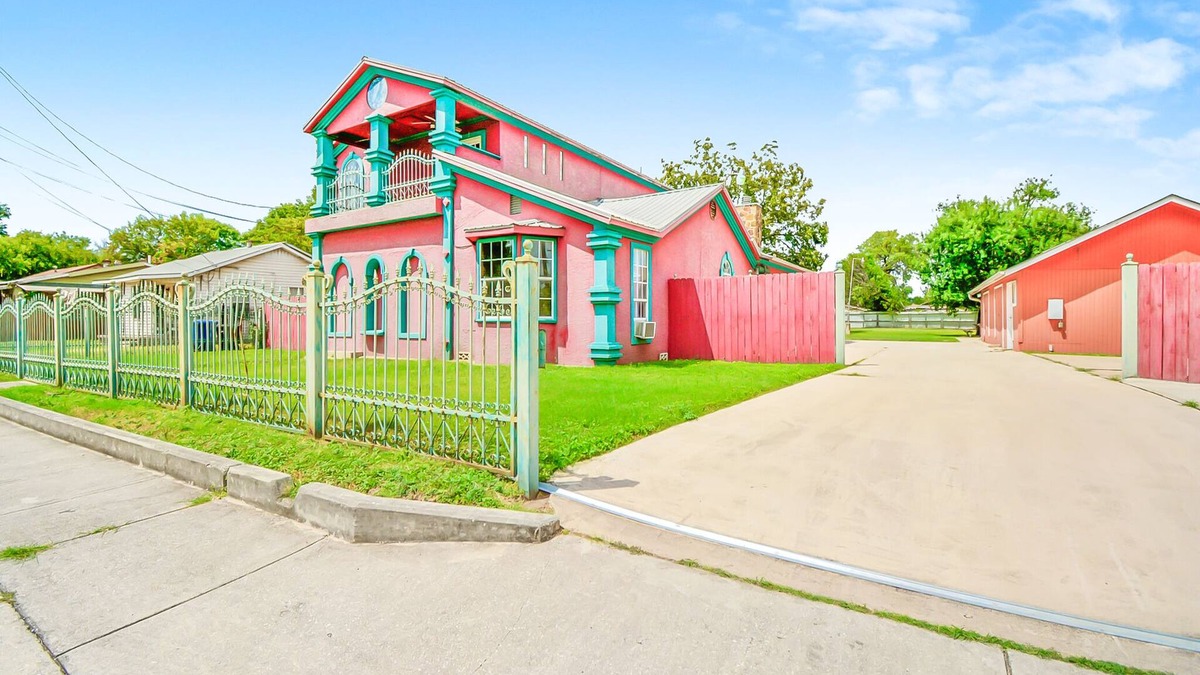 Southside House | Remodeled Spanish Villa - 5 min from downtown & Pearl!