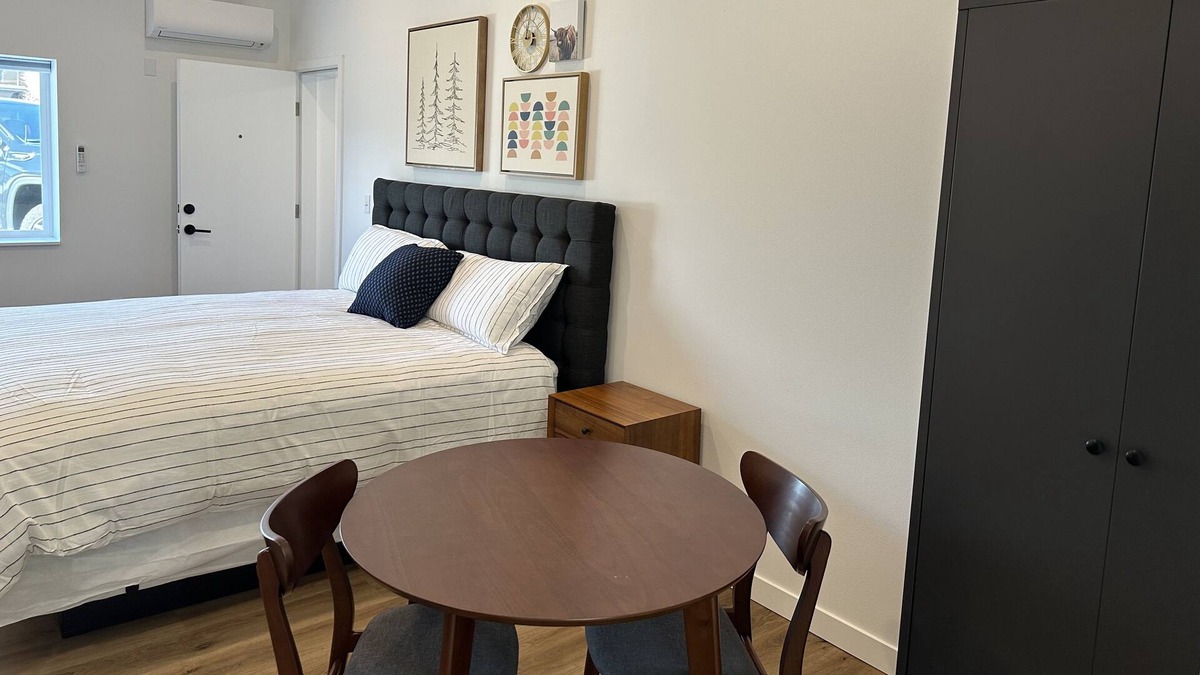 Lynden Apartment | Remodeled studio in the heart of downtown-Sleeps 2