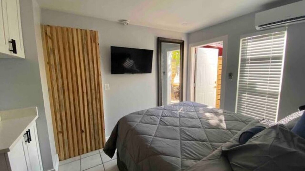 East Fort Lauderdale Cottage | Remodeled Beach Cottage, Queen Bed , Walk to Ocean, Dining & Shops!