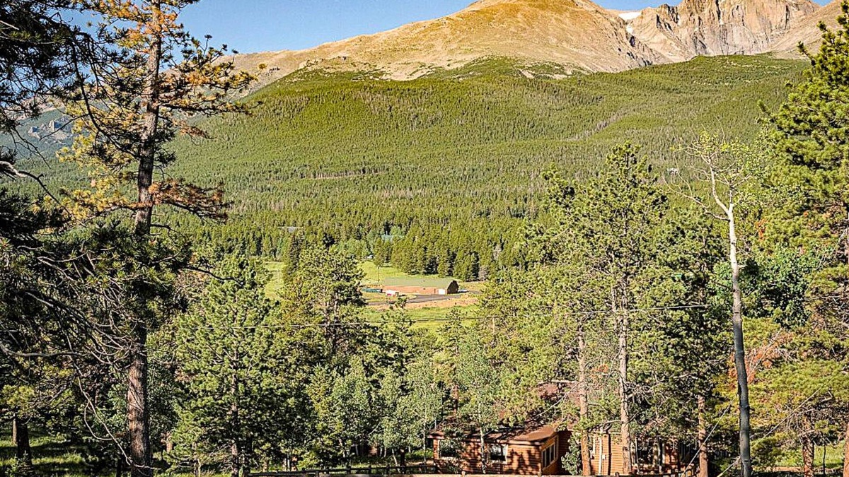 Estes Park Cabin | Remodeled vintage cabins! 31 day stay minimum. Longs Peak view! Sleeps 10.