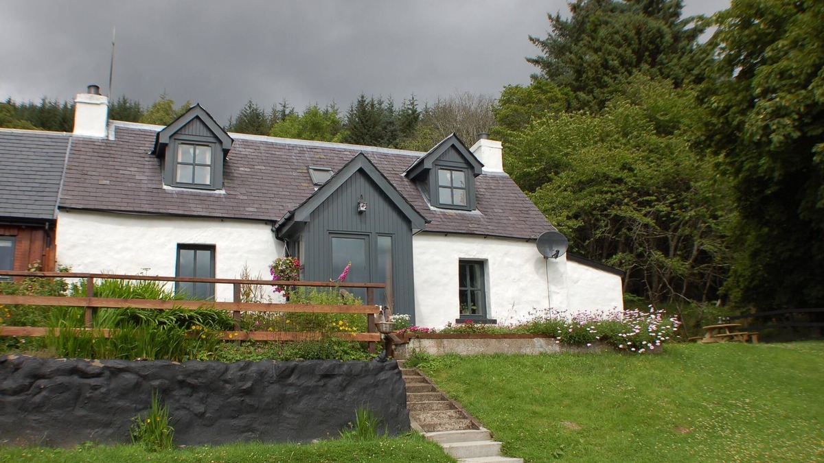 Lochend House | Remote and Rural Traditional Croft house overlooking Loch Ness