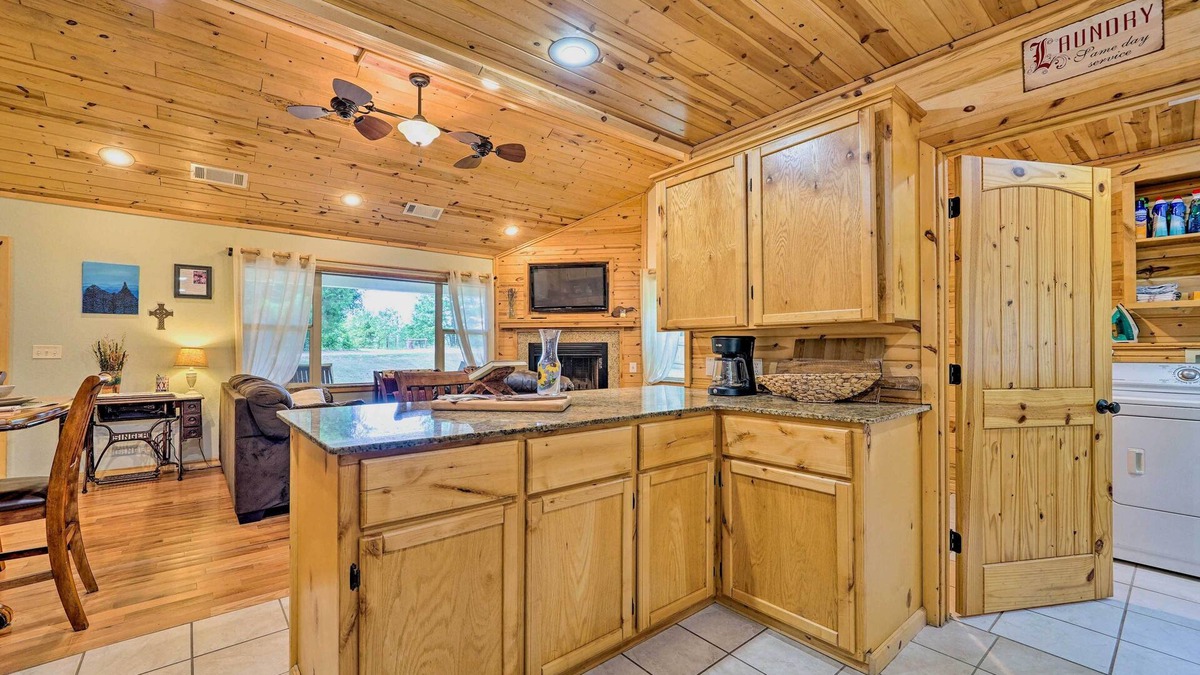 Octavia Cottage | Remote Smithville Cottage: Furnished Deck & Grill