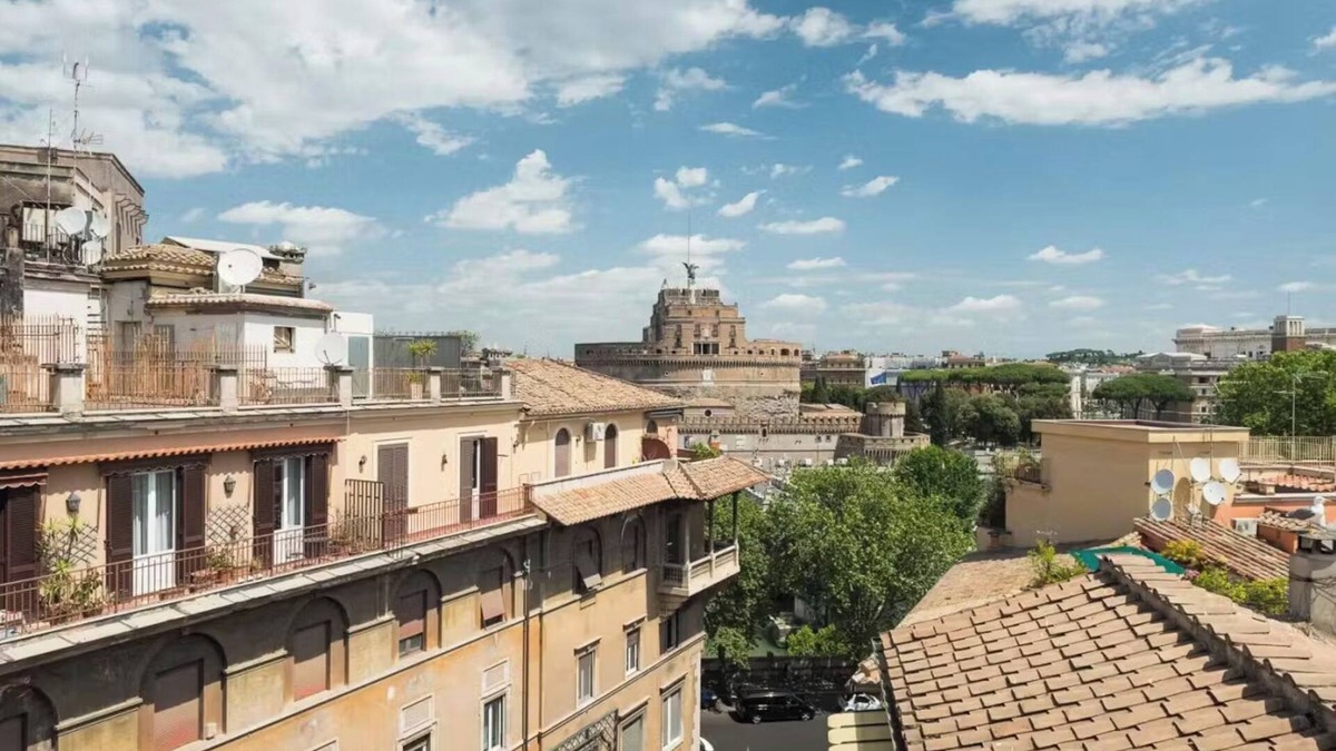 Rione V Ponte Apartment | Renaissance views: Penthouse near Castel Sant'Angelo & St. Peter's Basilica