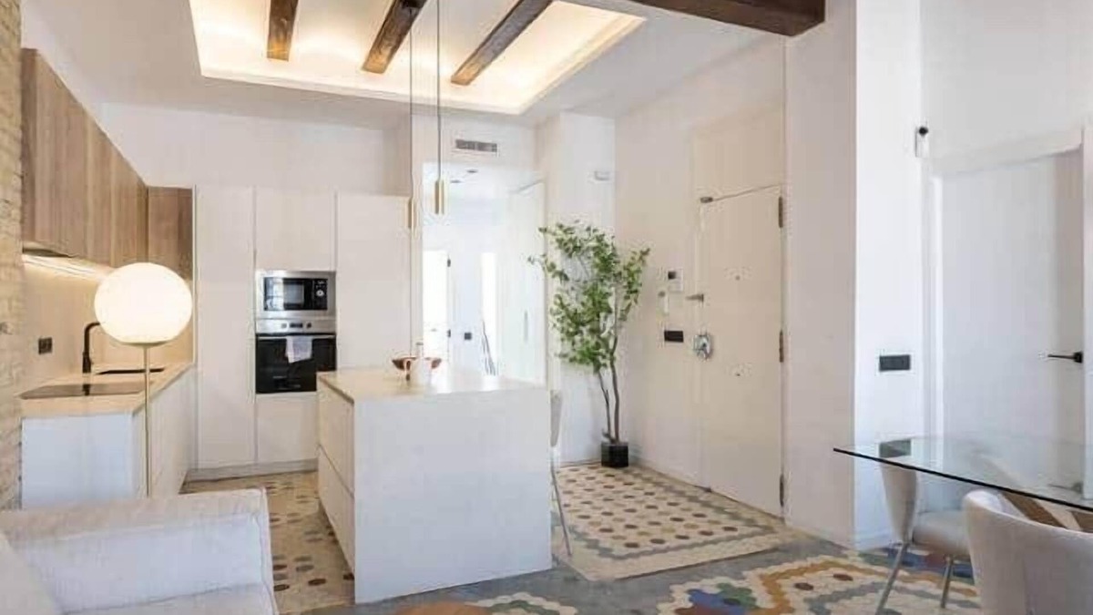 Trinitat Apartment | Renewed tradition: In front of the river and downtown.