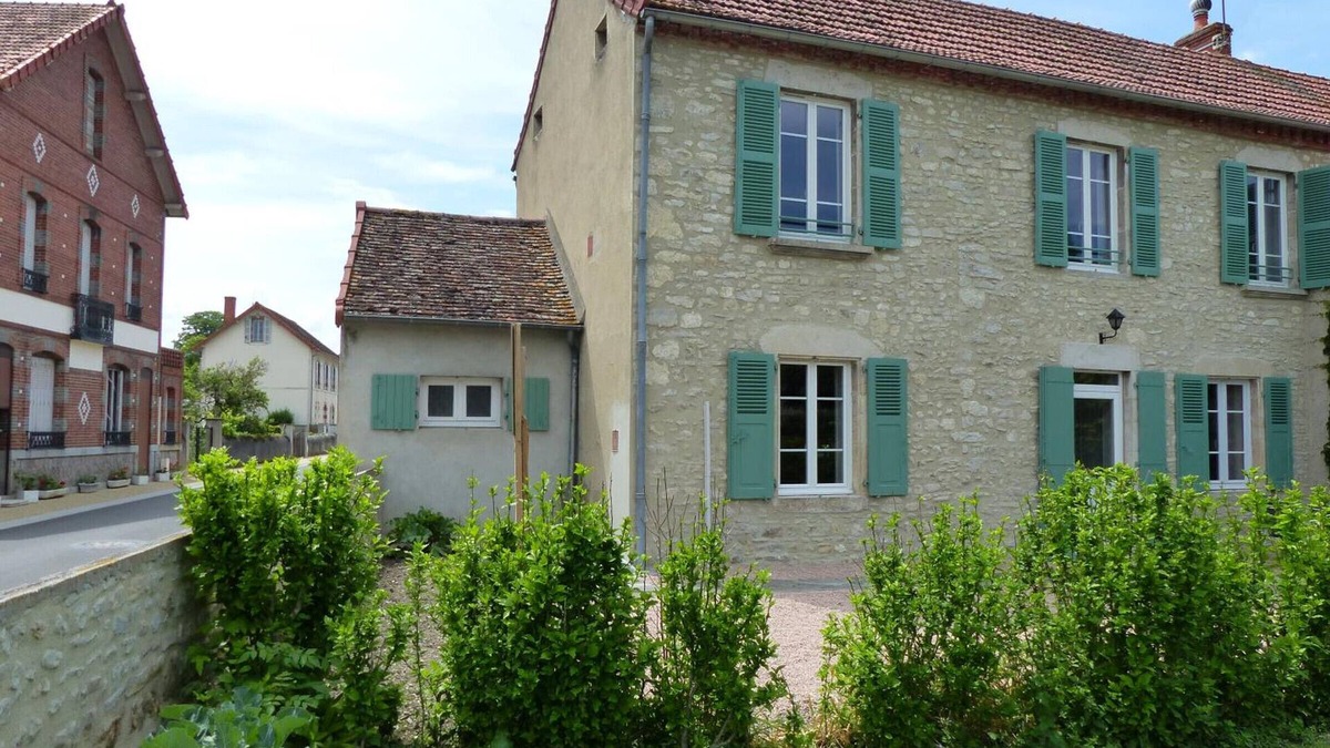 Saint-Bonnet-de-Rochefort Cottage | Renovated family home with enclosed garden