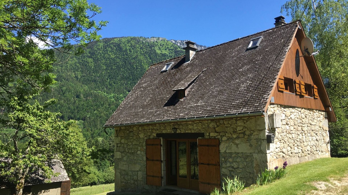 Saint-Pierre-d'Entremont Ski Chalet | Renovated barn. Pets welcome!