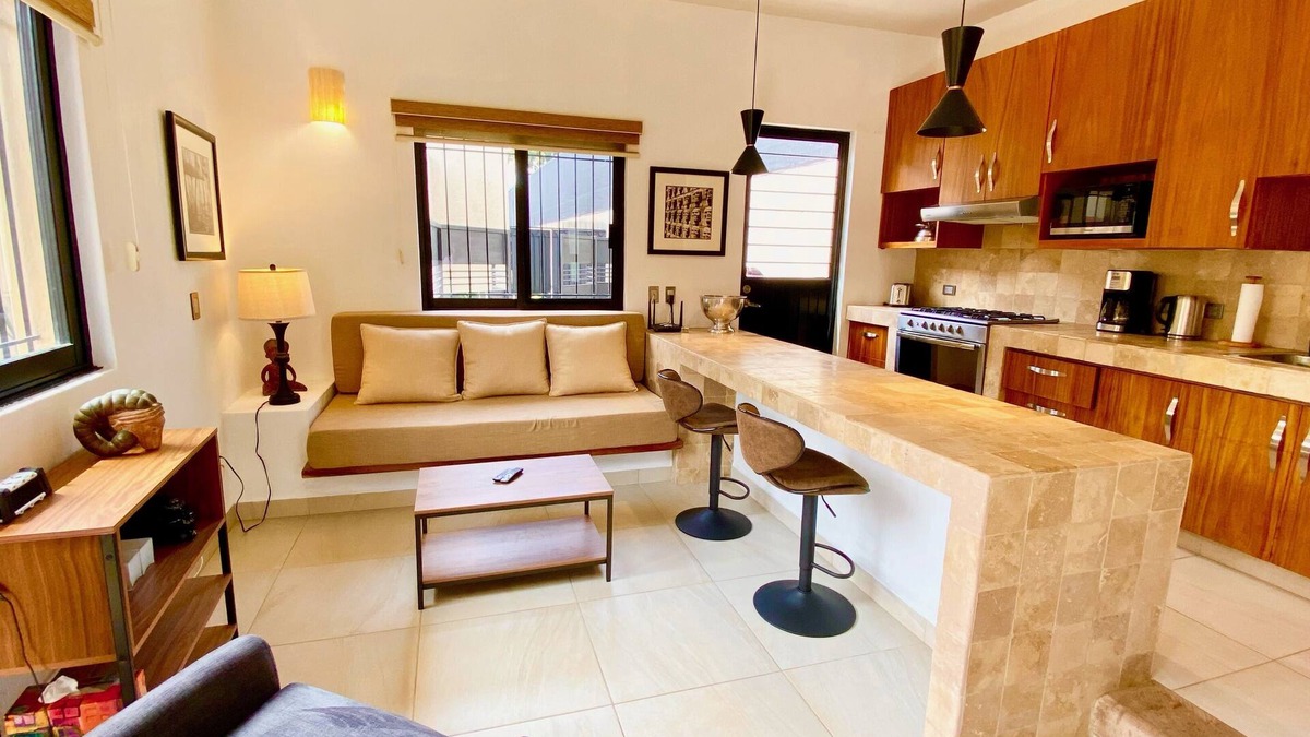 San Antonio Tlayacapan House | Renovated 1 Bdrm Guest House -Walk to Everything -Bikes -Gym - Pickleball Court