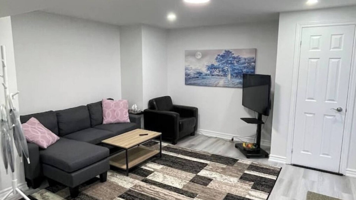 Richmond Hill House | Renovated 2 Bedroom Lower Unit In Richmond Hill's Finest Location.