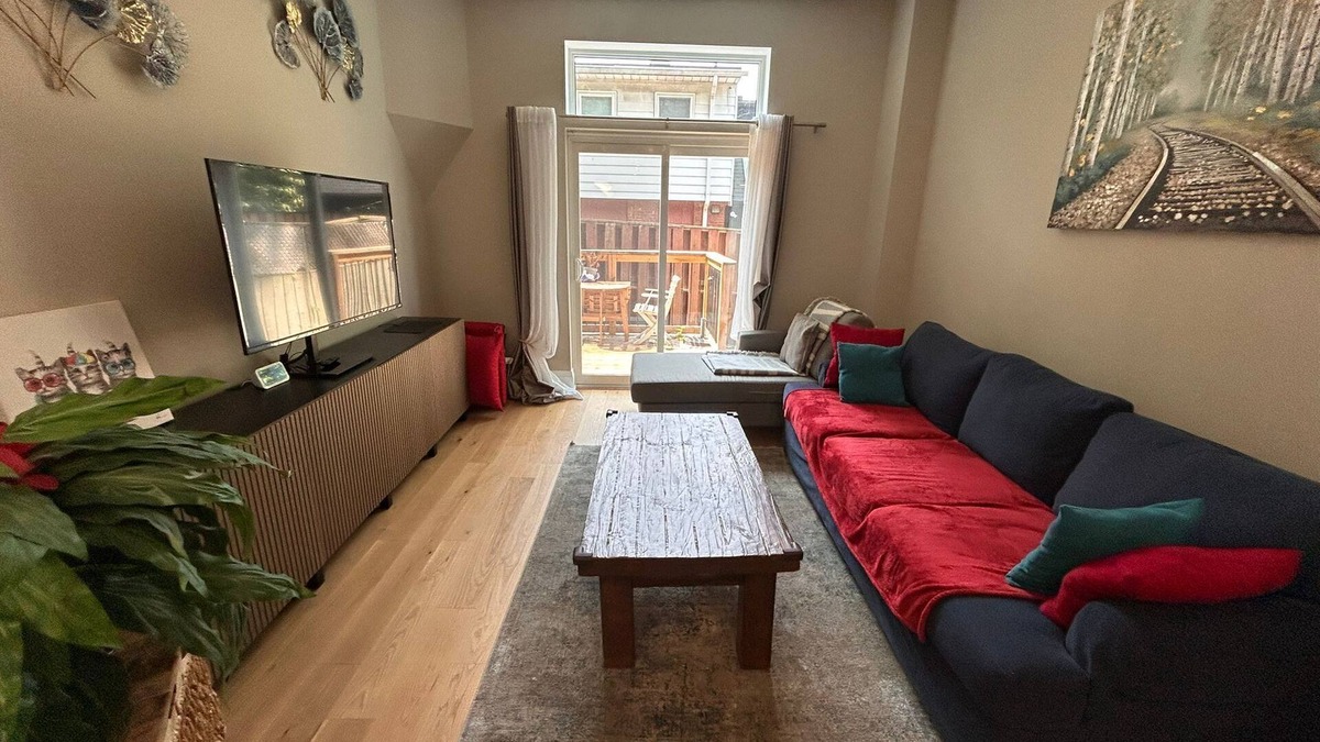Parkdale House | Renovated 2-Bedroom Home Roncesvalles Village, Toronto-Inquire Short Stays