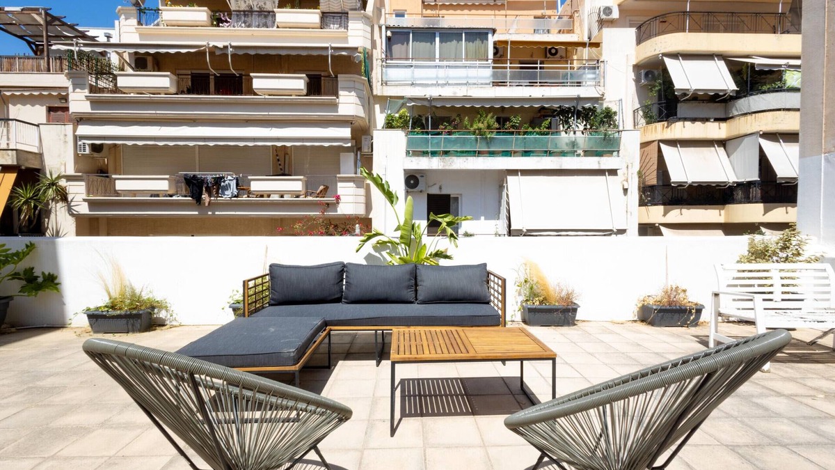 Neos Kosmos Ski Chalet | Renovated (2025) 4 Bdr House near Acropolis - New Beds, Terrace & Green Yard