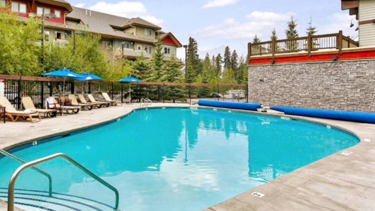 Canmore Condo | 🥇 Renovated 2BR Condo, Pool, 3 Hot Tubs, Pets ok!