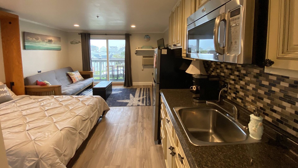 Hampton Condo | Renovated 2nd floor ocean side studio with a kitchenette 3 Min walk to the beach