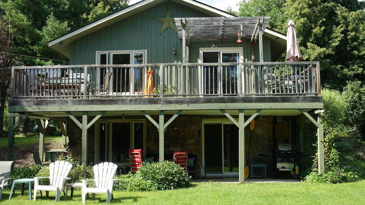 Mulmur House | Renovated 3 bedroom house with views of lake