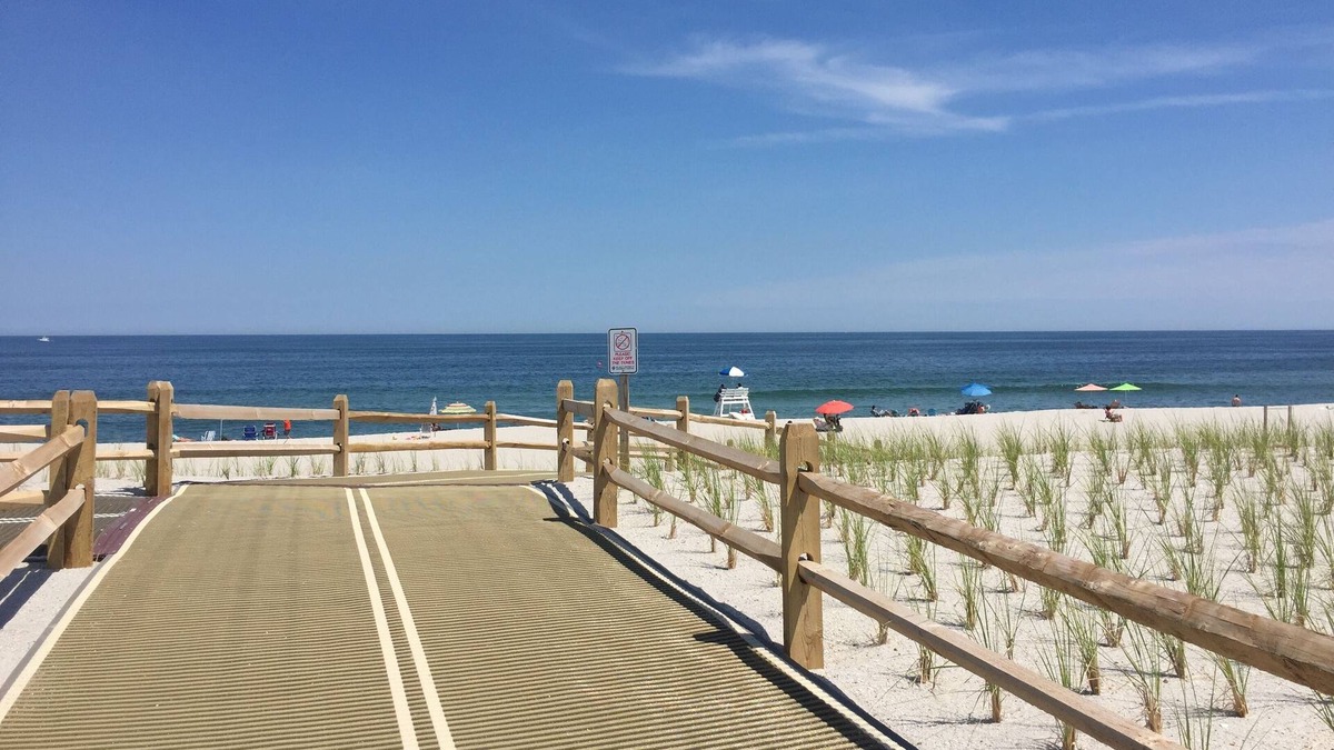 Normandy Beach Cottage | Renovated 3B/1 Bathroom Beach Cottage in Normandy Beach