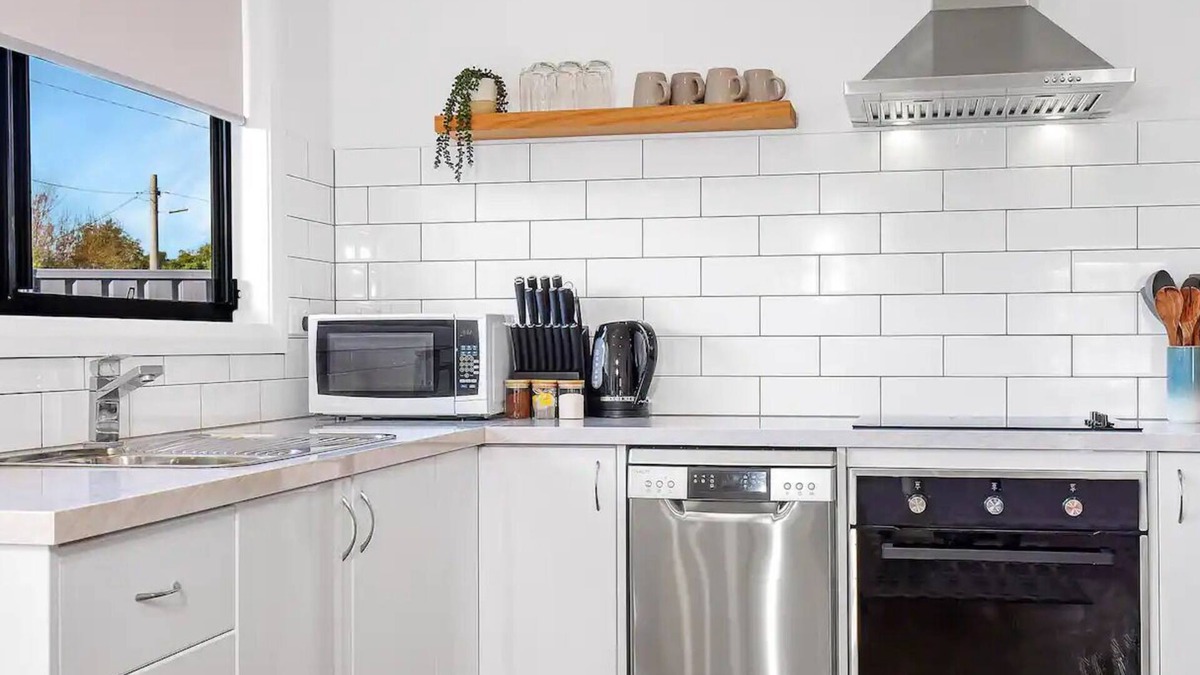 Shepparton House | Renovated 3BR near hospital with individual split systems throughout & Wifi.