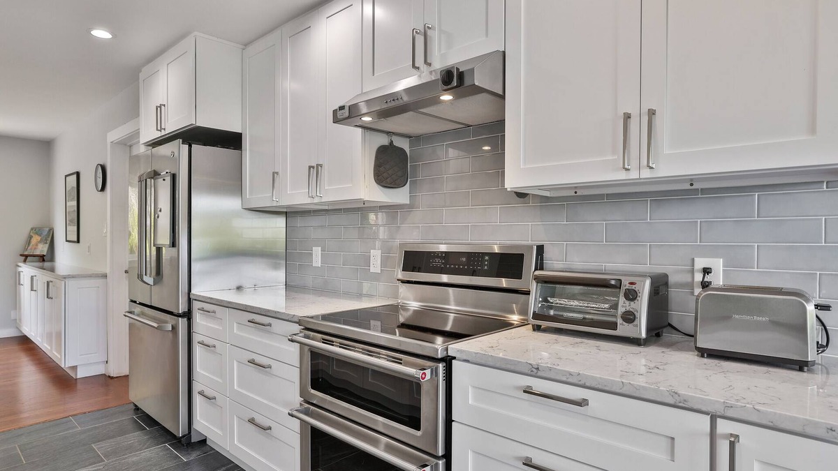 Miraloma House | Renovated 4BR/2.5BA Views Quiet large 2200 sq ft