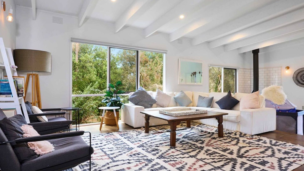 Red Hill House | Renovated 5 Bedroom Retreat with Deck Fireplace