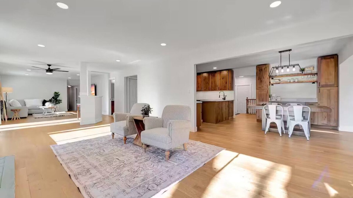 Allenton House | Renovated 5 Bedroom Huge Ranch. Epic kitchen, Basement, Sauna & TONs of beds+