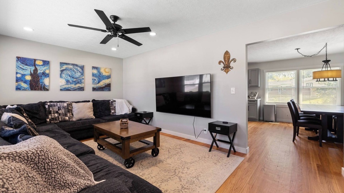 Hikes Point House | Renovated 5BR Retreat 2 Living Rooms Sleeps/Dining for 10, Close to major HWY's