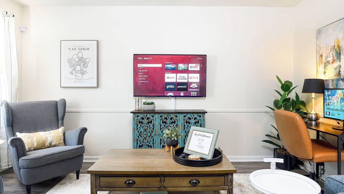 High Point House | RENOVATED, 6min Furniture Market, FENCED Yard, 2Min HPU, Smart TVs, Dog Friendly