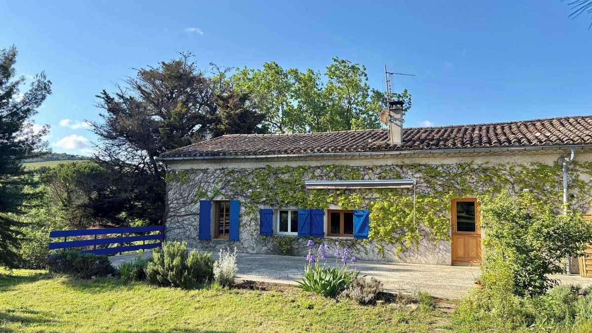 Limoux House | Renovated, air-conditioned gîte with private garden "Aux Volets Bleus